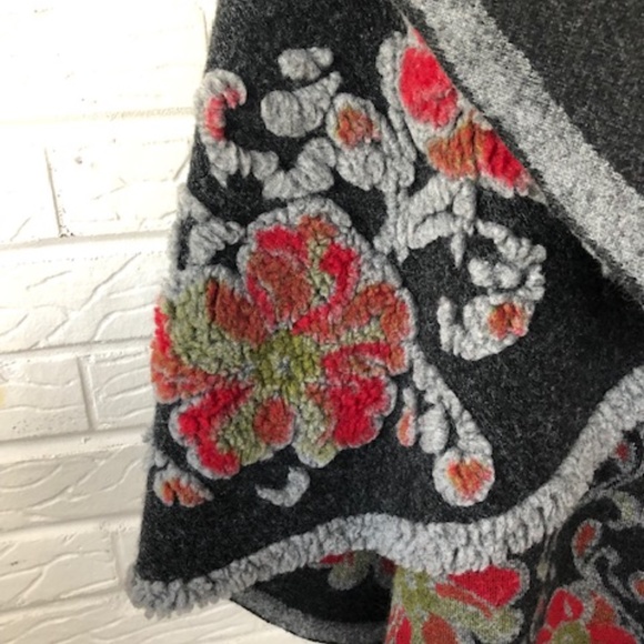 NWT Flower Pattern Round Vest, One Size - Picture 4 of 9